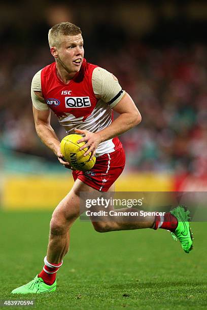 Dan Hannebery of the Swans runs the ball during the round 20 AFL match between the Sydney Swans and the Collingwood Magpies at SCG on August 14, 2015...