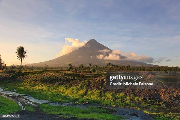 the philippines, tropical landscape - mayon fotografías e imágenes de stock