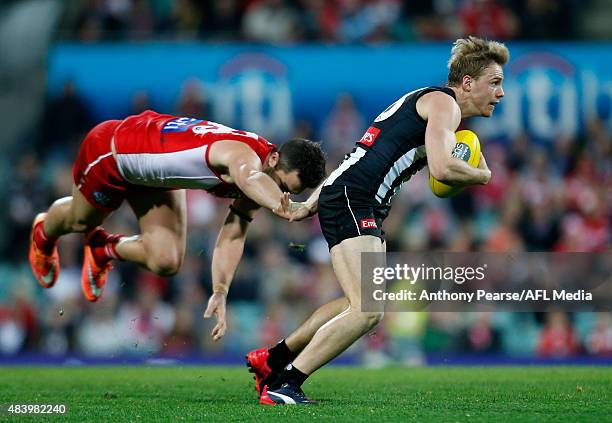 Heath Grundy of the Swans attempted tackle on Ben Sinclair of the Magpies during the round 20 AFL match between the Sydney Swans and the Collingwood...