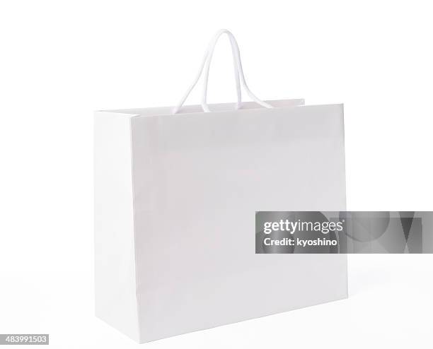 vuoto bianco isolato colpo di borsa della spesa su sfondo bianco - busta di carta foto e immagini stock
