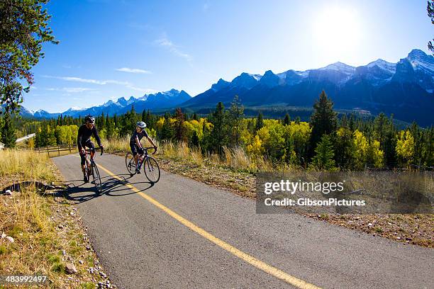 padre e hijo road bicicletas - montañas rocosas canadienses fotografías e imágenes de stock