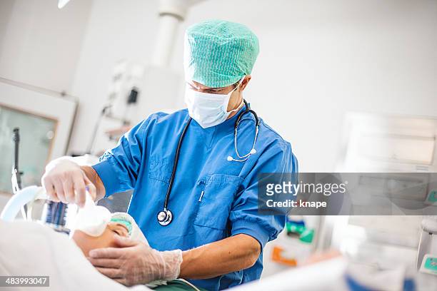 anestetico infermiere in chirurgia - anesthetic foto e immagini stock