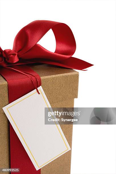 geschenk-box mit roter schleife - gift box tag stock-fotos und bilder
