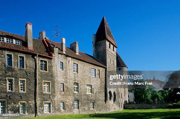 town wall at tower square - mura di tallinn foto e immagini stock