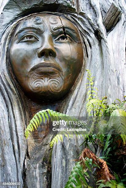 papa y rangi'sculpture por brian woodward y ken blum - maori carving fotografías e imágenes de stock