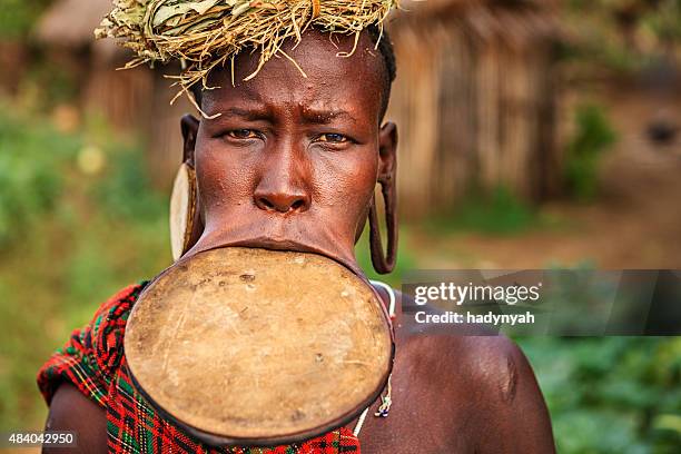 porträt der frau von common newt, äthiopien, afrika - mursi tribe stock-fotos und bilder