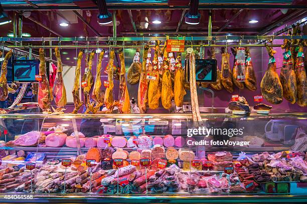 jambon serrano dans carniceria épicerie bouchers étal de marché à madrid, espagne - jamon serrano photos et images de collection