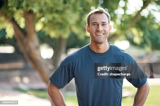 es gibt nichts schöneres gefühl als ihre fitness-ziele zu erreichen - portrait of handsome man stock-fotos und bilder