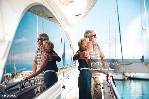 couple senior profiter de vacances - bateau croisiere photos et images de collection
