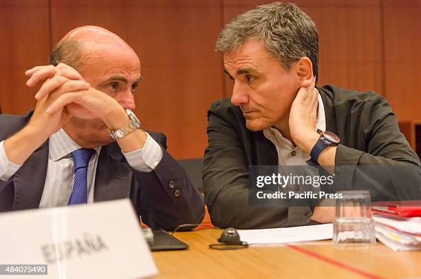 Spanish Minister of Economy Luis de Guindos and Greek Finance Minister Euclid Tsakalotos are talking juist before the extraordinary Eurogroup meeting...