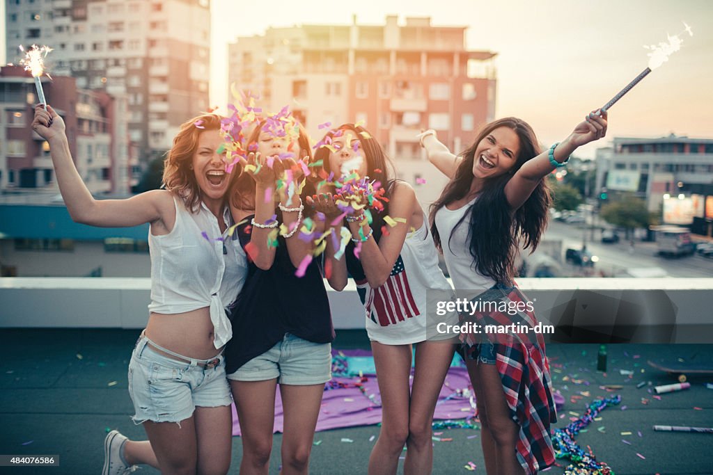 Jeunes filles pour une fête sur le toit