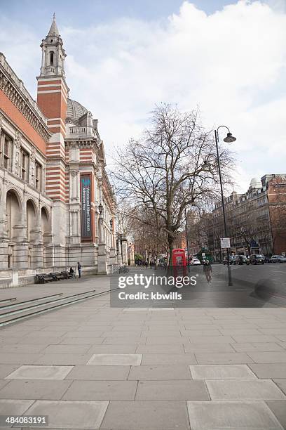 museo de victoria y alberto de londres en un día soleado - victoria and albert museum london fotografías e imágenes de stock