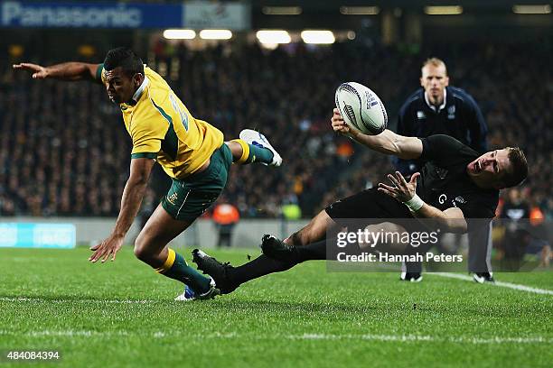 Kurtley Beale of the Wallabies competes in the air with Colin Slade of the New Zealand All Blacks during The Rugby Championship, Bledisloe Cup match...