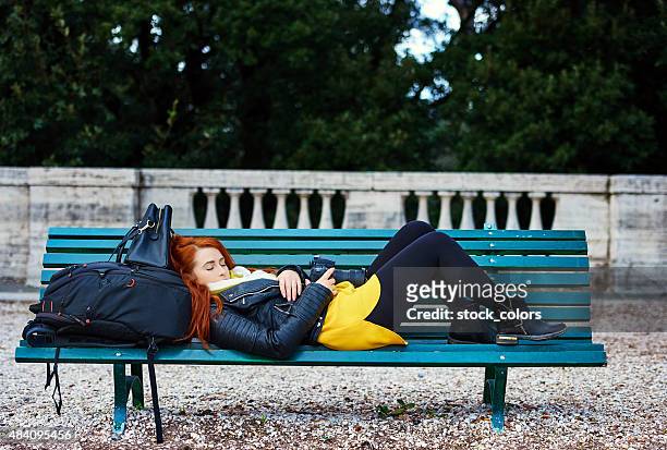müde auf park bench - bank müde frühling stock-fotos und bilder