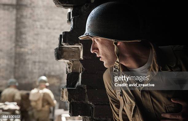 soldat de la seconde guerre mondiale, l'espionnage se retrancher derrière le mur - seconde guerre mondiale photos et images de collection