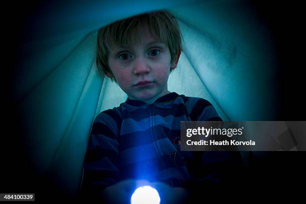 young boy having trouble sleeping at night. - flashlight stockfoto's en -beelden