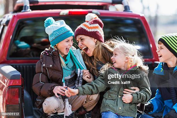 mutter und seinen drei kindern spaß im freien - screaming happy in car stock-fotos und bilder