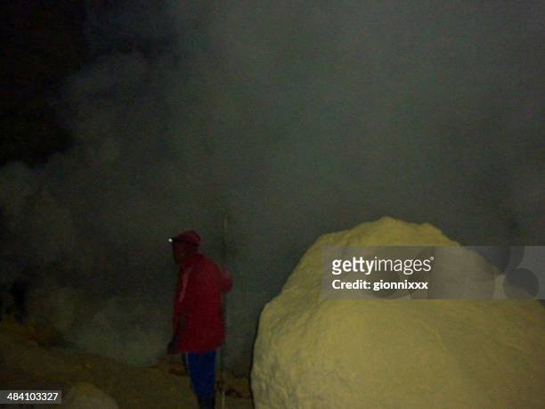 sulphuric rocks und toxische rauchen in den mund kawah ijen-vulkan - fire and brimstone stock-fotos und bilder