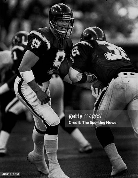 Jim McMahon of the San Diego Chargers hands the ball off circa 1989.