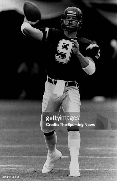 Jim McMahon of the San Diego Chargers throws a pass circa 1989.