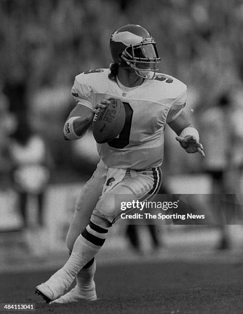 Jim McMahon of the Philadelphia Eagles drops back circa 1990s.