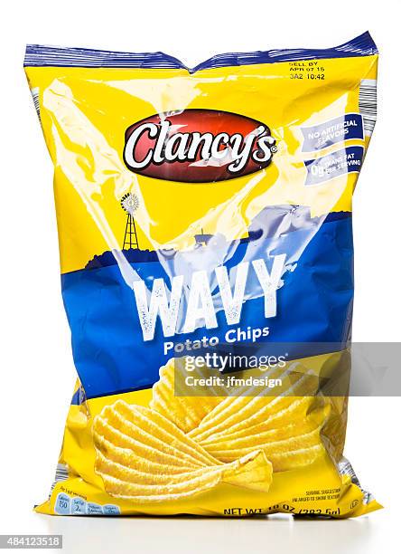 clancy's wavy papas fritas, bolsa - tentempié salado fotografías e imágenes de stock