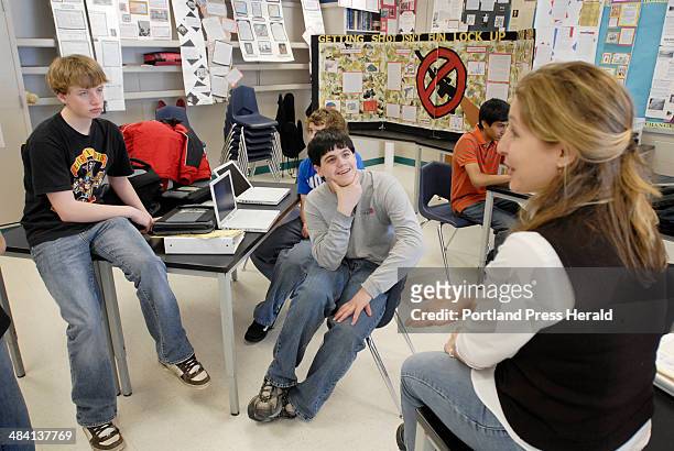 Staff photo by Jack Milton, Friday, April 6, 2007: Jen Grover, a social sstudies teacher at Lyman Moore Middle School, Portland talks with...