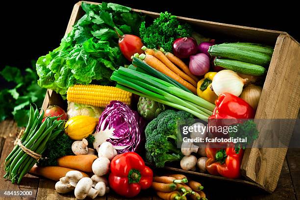 caja de madera con verduras orgánicas frescas relleno - frescura fotografías e imágenes de stock