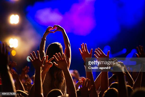 concert crowd - popmuzikant stockfoto's en -beelden