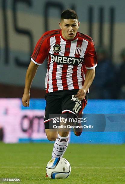 David Barbona of Estudiantes drives the ball during a match between Lanus and Estudiantes as part of 20th round of Torneo Primera Division 2015 at...