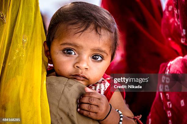 mutter und kind, indien - woman in red sari stock-fotos und bilder