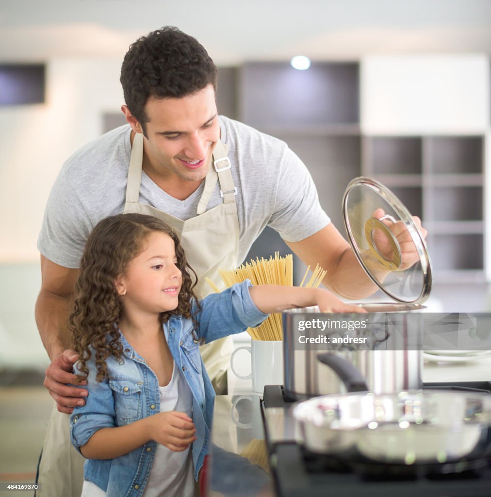 Padre e hija cocinar juntos