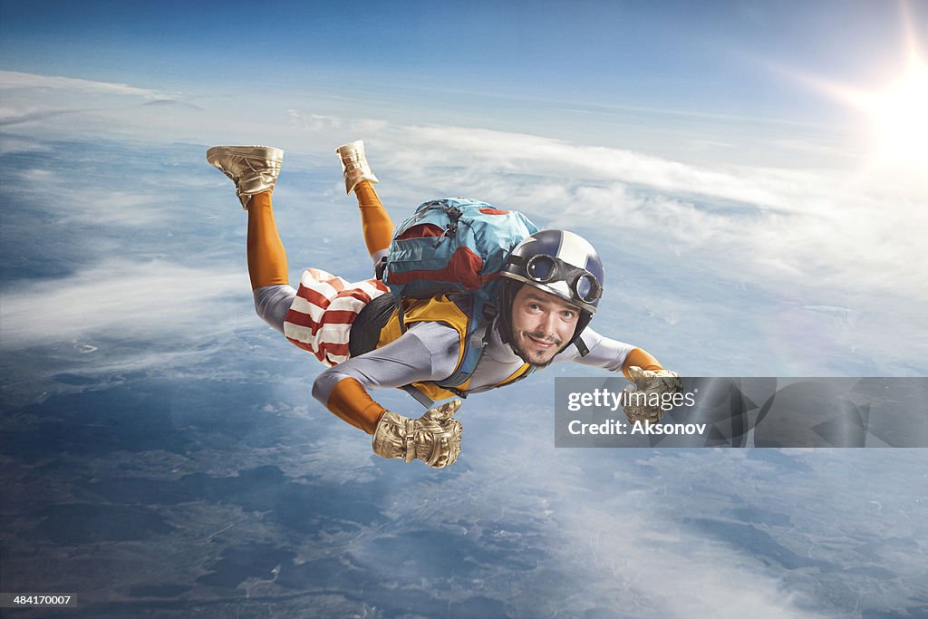 De circo skydiver através do ar.