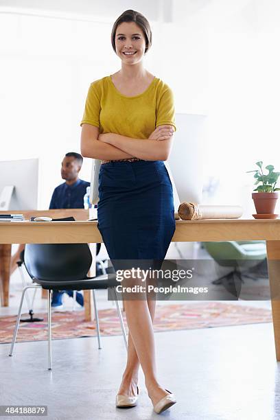 ella la confianza en sus habilidades de diseño - pies cruzados en los tobillos fotografías e imágenes de stock