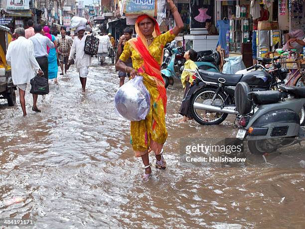 new delhi überschwemmungen - india monsoon stock-fotos und bilder