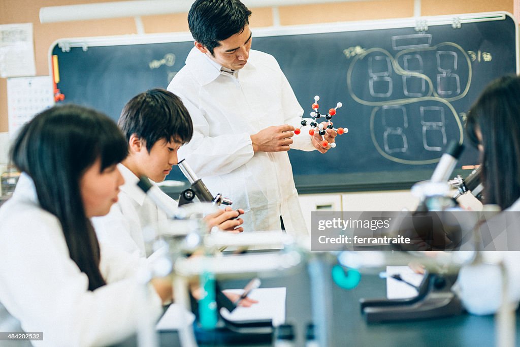 Lehrer erklären, Moleküle in Highschool Science Lab