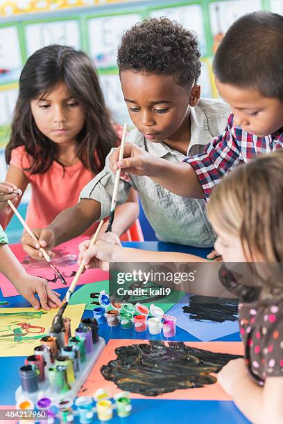 grupo de preschoolers en clase de arte pintura de imágenes - arte y artesanía fotografías e imágenes de stock