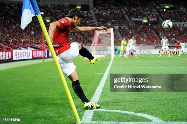 Tsukasa Umesaki of Urawa Red Diamonds takes a corner kick during the J.League match between Urawa Red Diamonds and Shonan Bellmare at Saitama Stadim...