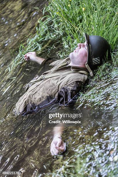 wwii us army combat soldier lying in water - doen alsof je dood bent stockfoto's en -beelden