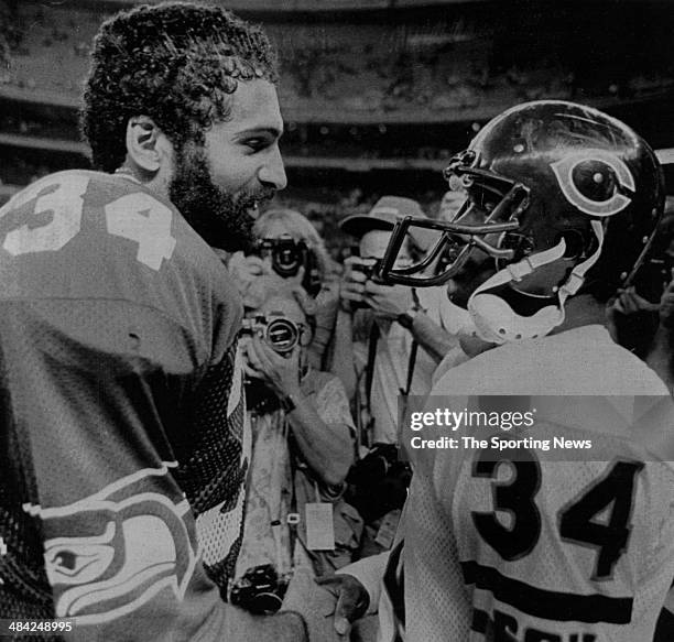 Franco Harris of the Seattle Seahawks talks with Walter Payton circa 1984.