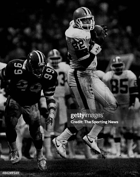 Ozzie Newsome of the Cleveland Browns catches the ball circa 1980s.