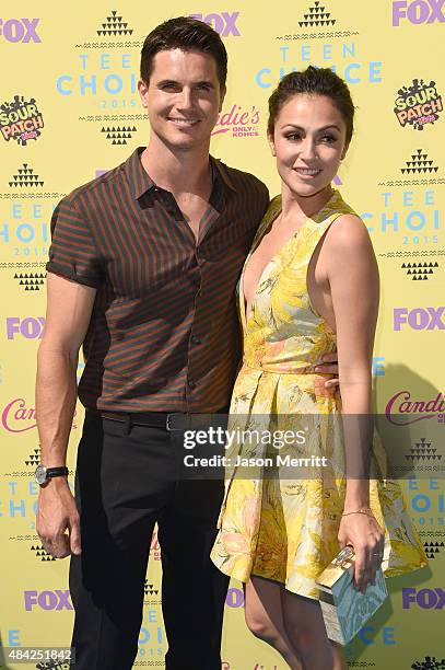Actors Robbie Amell and Italia Ricci attend the Teen Choice Awards 2015 at the USC Galen Center on August 16, 2015 in Los Angeles, California.