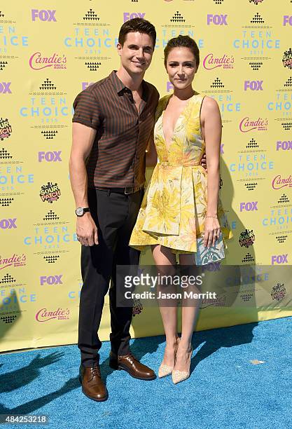 Actors Robbie Amell and Italia Ricci attend the Teen Choice Awards 2015 at the USC Galen Center on August 16, 2015 in Los Angeles, California.