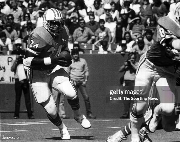 Earl Campbell of the Houston Oilers runs with the ball circa 1980s.