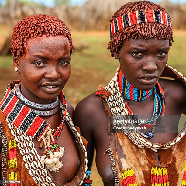 jeunes femmes de culture hamer, éthiopie, afrique - hamar photos et images de collection