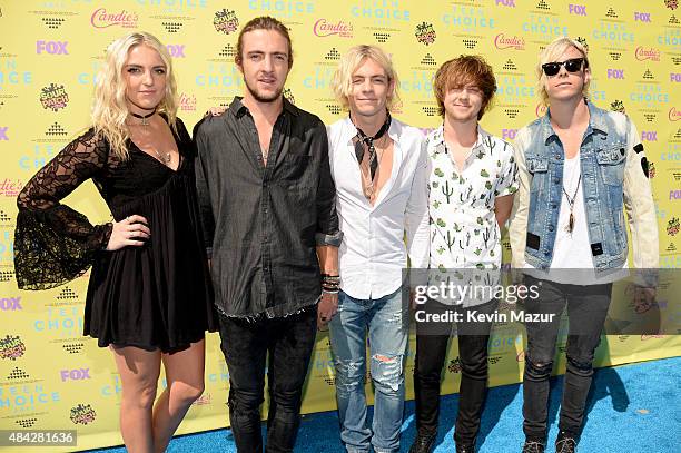 Musicians Rydel Lynch, Rocky Lynch, Ross Lynch, Ellington Ratliff and Riker Lynch of R5 attend the Teen Choice Awards 2015 at the USC Galen Center on...