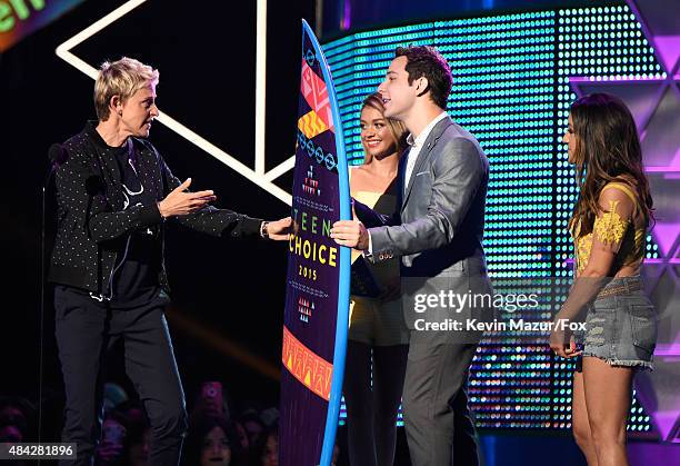 Personality Ellen DeGeneres accepts the Choice Comedian Award from actors Sarah Hyland and Skylar Astin onstage during the Teen Choice Awards 2015 at...