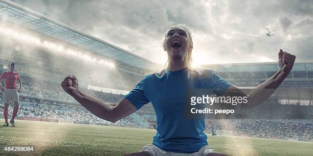 女性サッカー選手後評価のお祝い - 女子サッカー ストックフォトと画像