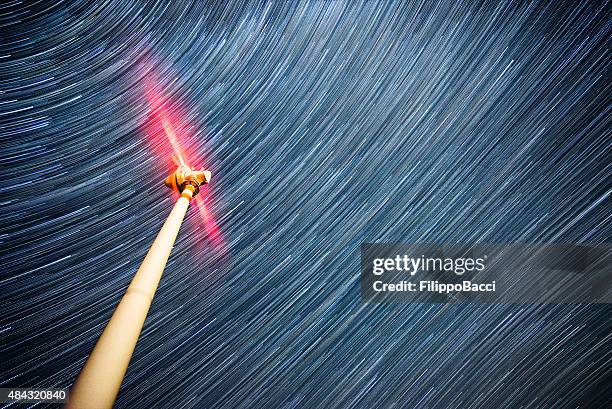 windkraftanlage unter den sternen - wind turbine long exposure stock-fotos und bilder