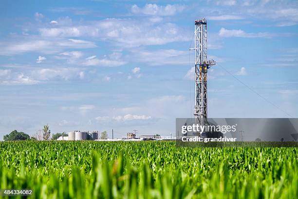 corn field taladrar hidráulica de torre de perforación - fracking fotografías e imágenes de stock